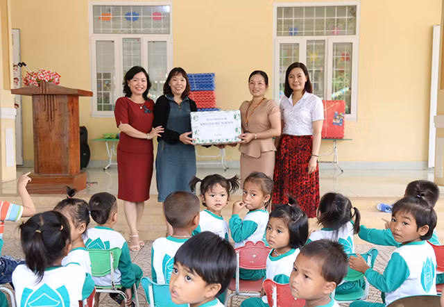 Sở GD&ĐT tỉnh Quảng Trị, Khoa giáo dục Mầm non trường Cao đẳng sư phạm Quảng Trị có những phần quà dành cho nhà trường