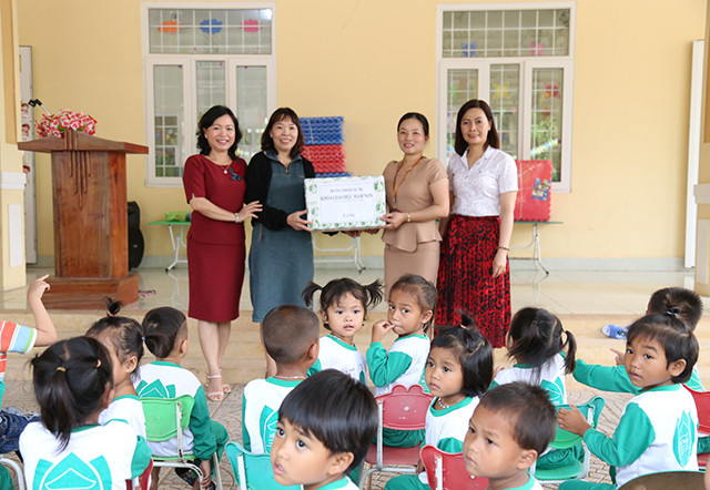 Sở GD&ĐT tỉnh Quảng Trị, Khoa giáo dục Mầm non trường Cao đẳng sư phạm Quảng Trị có những phần quà dành cho nhà trường