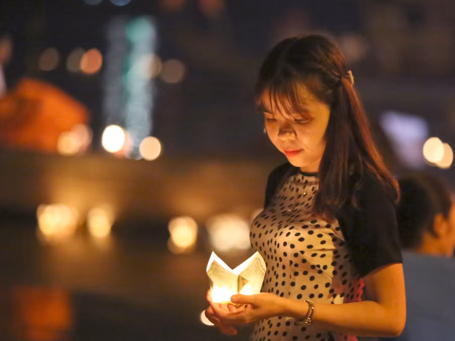 Thế hệ cán bộ giáo viên trẻ thị xã Quảng Trị tri ân các anh hùng liệt sĩ bên dòng sông Thạch Hãn