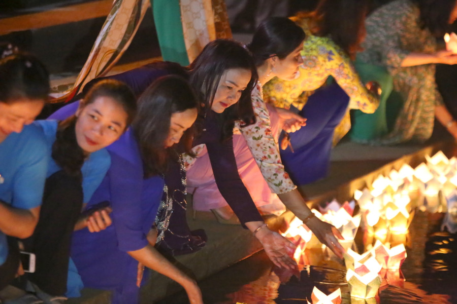 Cán bộ, giáo viên ngành GD&ĐT Quảng Trị thả đèn hoa đăng bên dòng sông Thạch Hãn