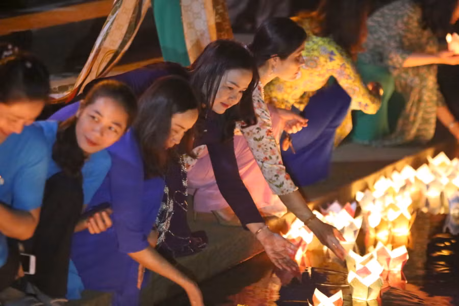 Cán bộ, giáo viên ngành GD&ĐT Quảng Trị thả đèn hoa đăng bên dòng sông Thạch Hãn