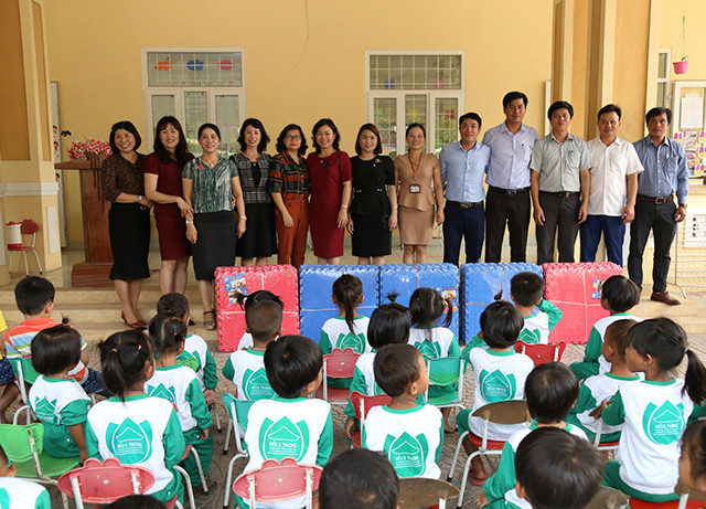 Những tấm thảm xốp là món quà ý nghĩa của các phòng giáo dục, các trường vùng có điều kiện quyên góp dành tặng cho học sinh vùng khó khăn.