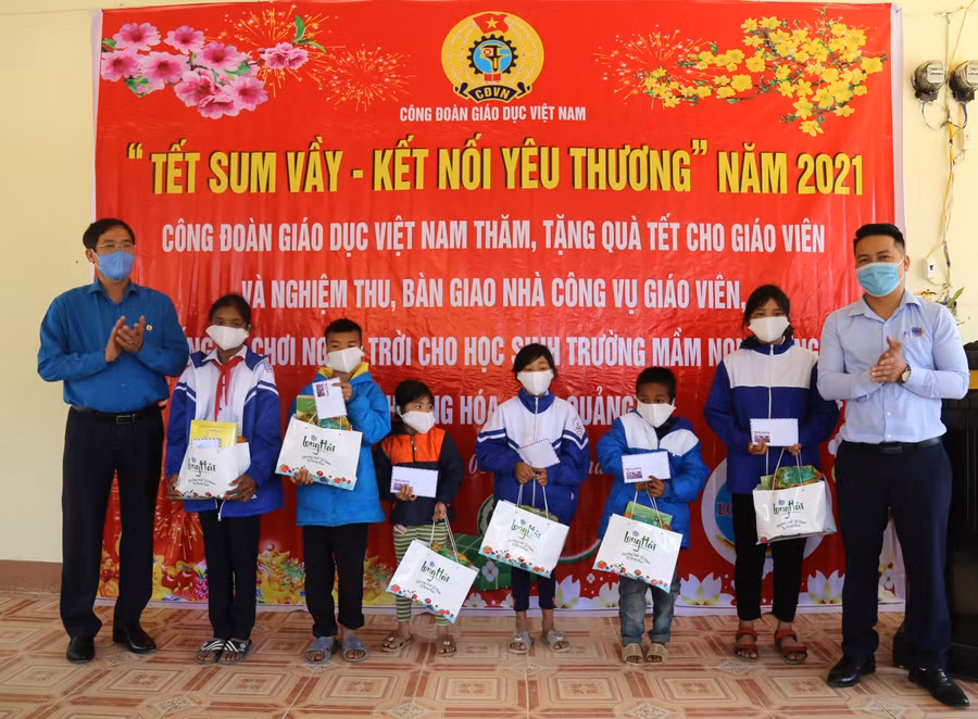 Tặng quà cho các em học sinh xã Hướng Việt huyện Hướng Hoá