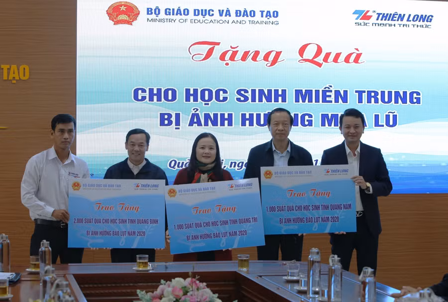 Thứ trưởng Phạm Ngọc Thưởng trao quà hỗ trợ học sinh Quảng Bình, Quảng Trị và Quảng Nam.