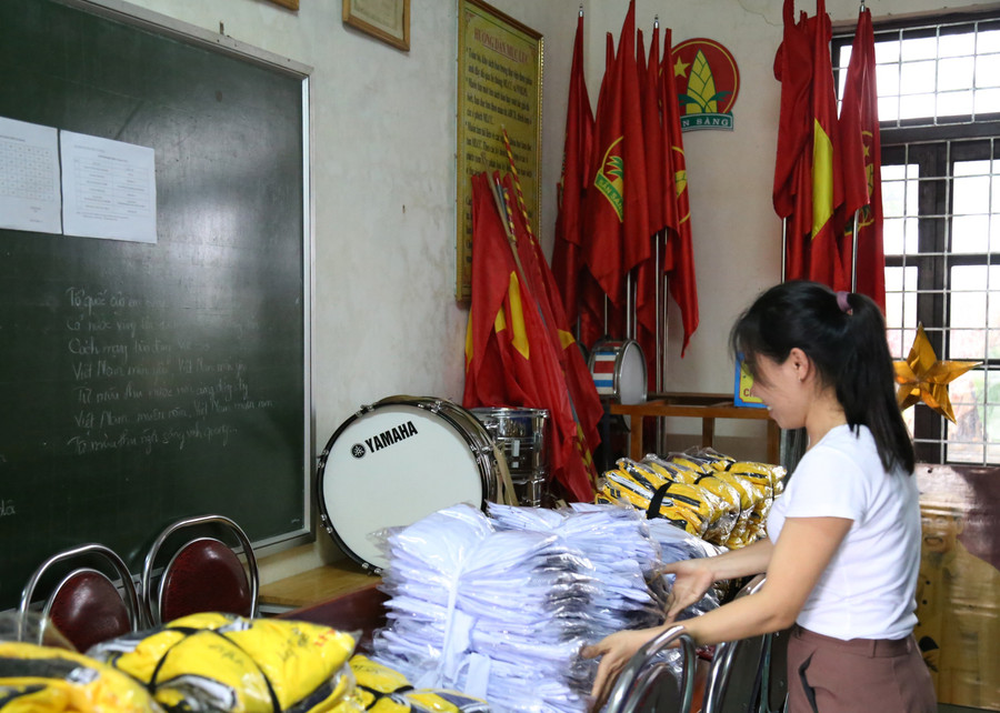 Cán bộ trường THCS Lý Trạch chuyển áo quần, thiết bị lên chỗ cao ráo tránh ngập nước Cán bộ trường THCS Lý Trạch chuyển áo quần, thiết bị lên chỗ cao ráo tránh ngập nước