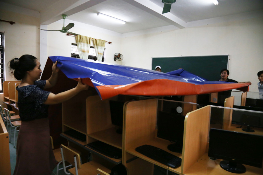 Dùng bạt che các thiết bị máy tính phòng tin học tại trường THCS Lý Trạch (Bố Trach - Quảng Bình). Dùng bạt che các thiết bị máy tính phòng tin học tại trường THCS Lý Trạch (Bố Trach - Quảng Bình).