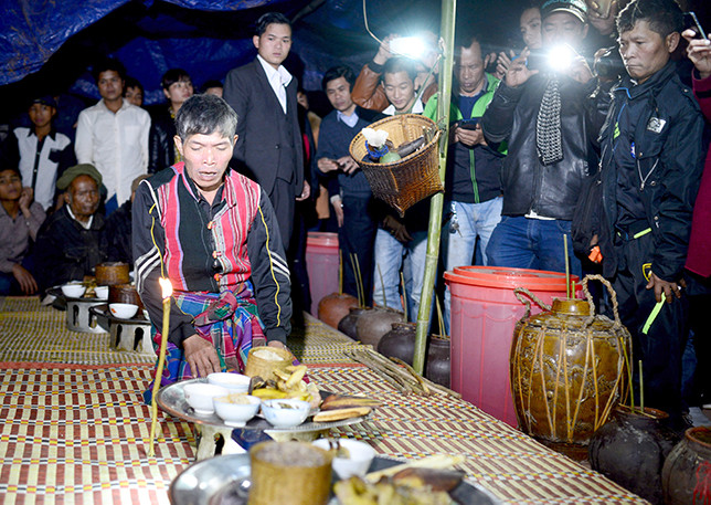 Lễ cúng trước khi khai hội đập trống Ma Coong