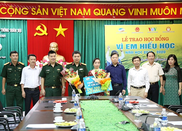 Lãnh đạo Viettel Quảng Bình trao tặng 52 suất học bổng cho học sinh vùng khó của tỉnh Quảng Bình.