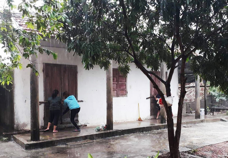 Giáo viên trường Mầm non An Ninh (Quảng Ninh - Quảng Bình) gia cố cửa tại phòng học tạm của xã An Ninh. Giáo viên trường Mầm non An Ninh (Quảng Ninh - Quảng Bình) gia cố cửa tại phòng học tạm của xã An Ninh.