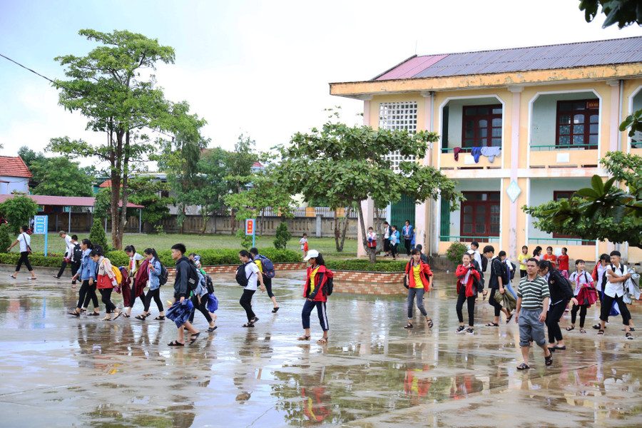 Học sinh trường THCS Lý Trạch được nghỉ sớm để về nhà tránh bão số 4. Học sinh trường THCS Lý Trạch được nghỉ sớm để về nhà tránh bão số 4.