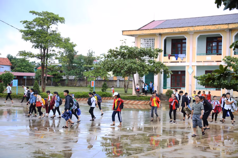 Học sinh trường THCS Lý Trạch được nghỉ sớm để về nhà tránh bão số 4.