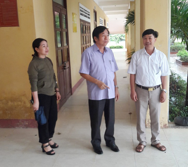Ông Trần Đình Nhân, Phó giám đốc Sở GD&ĐT tỉnh Quảng Bình kiểm tra công tác phòng chống bão lũ tại các cơ sở giáo dục huyện Quảng Ninh tỉnh Quảng Bình. Ông Trần Đình Nhân, Phó giám đốc Sở GD&ĐT tỉnh Quảng Bình kiểm tra công tác phòng chống bão lũ tại các cơ sở giáo dục huyện Quảng Ninh tỉnh Quảng Bình.