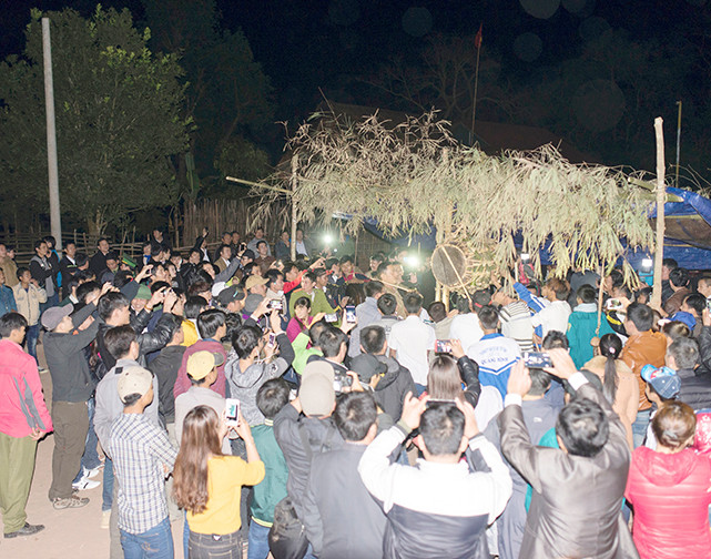 Tất cả những người tham gia lễ hội đều mong muốn mình được trực tiếp đánh trống và mọi người đánh trống cho đến lúc rách tang trống mới dừng lại.