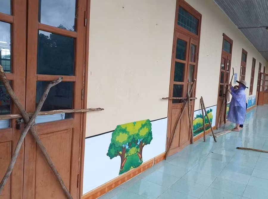 Giáo viên trường Mầm non số 1 Trung Hoá gia cố cửa phòng học chống bão số 4