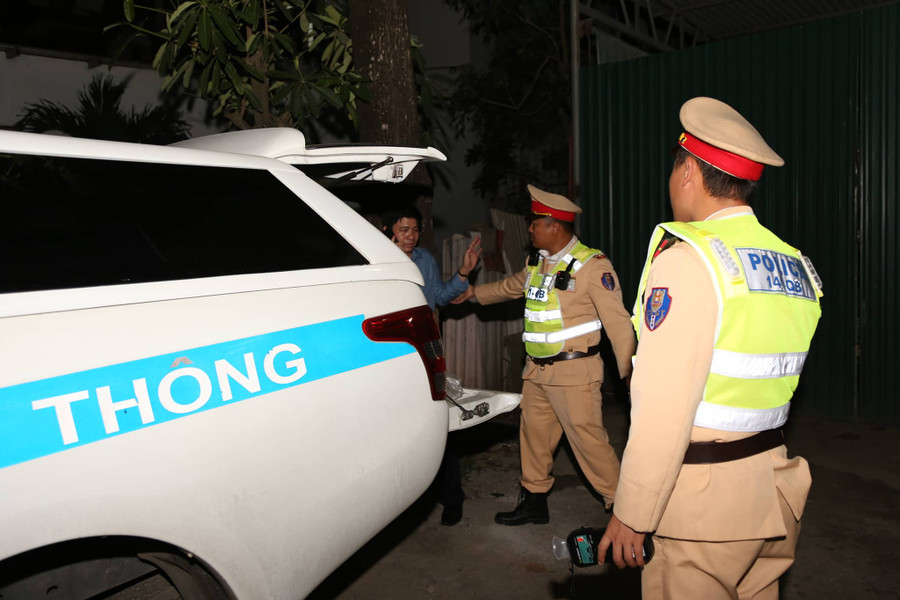 Ông Th. từ chối đo nồng độ cồn vì bận "điện thoại cho người thân". Ông Th. từ chối đo nồng độ cồn vì bận "điện thoại cho người thân".