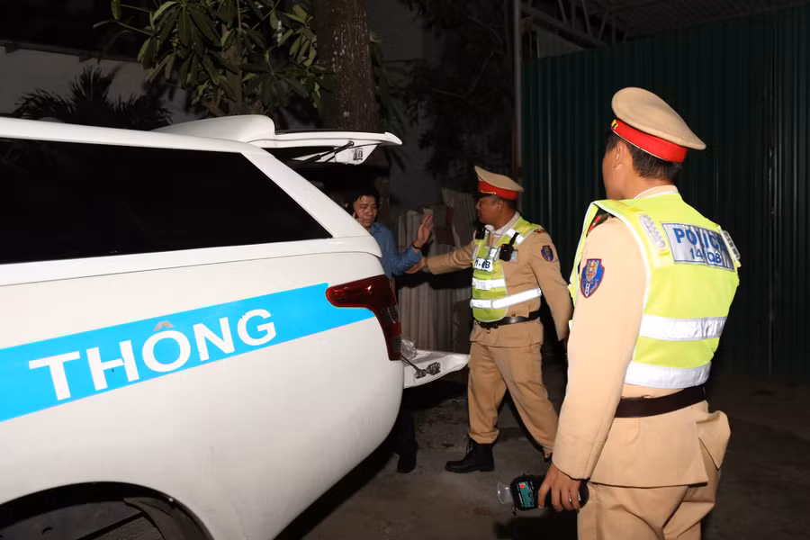 Ông Th. từ chối đo nồng độ cồn vì bận "điện thoại cho người thân".