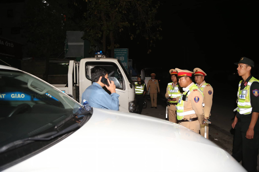 Ông Th. (trái) đang điện thoại cho "người thân". Ông Th. (trái) đang điện thoại cho "người thân".