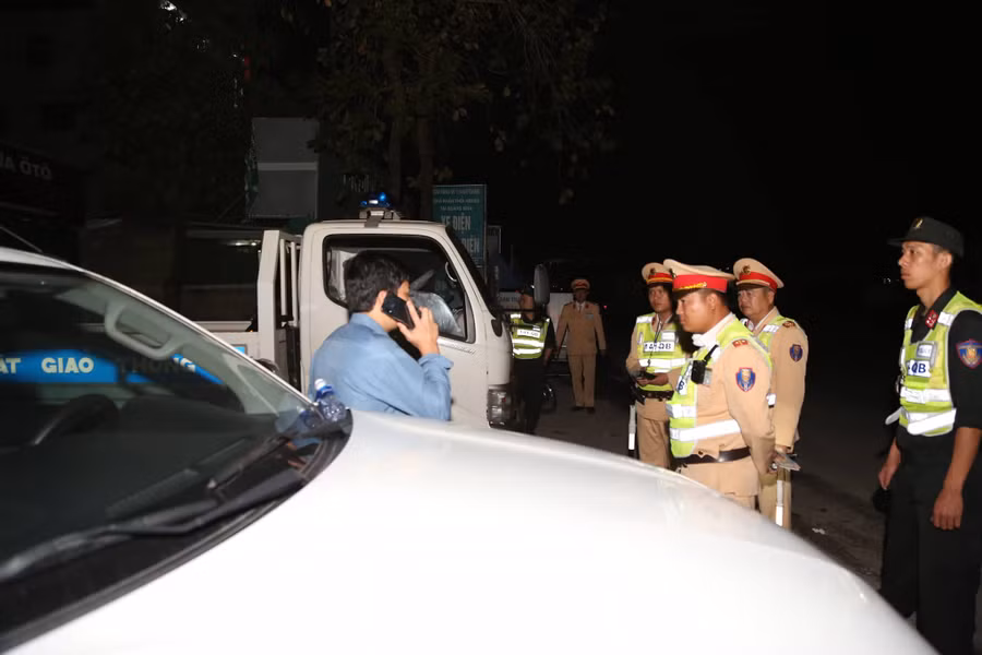 Ông Th. (trái) đang điện thoại cho "người thân".