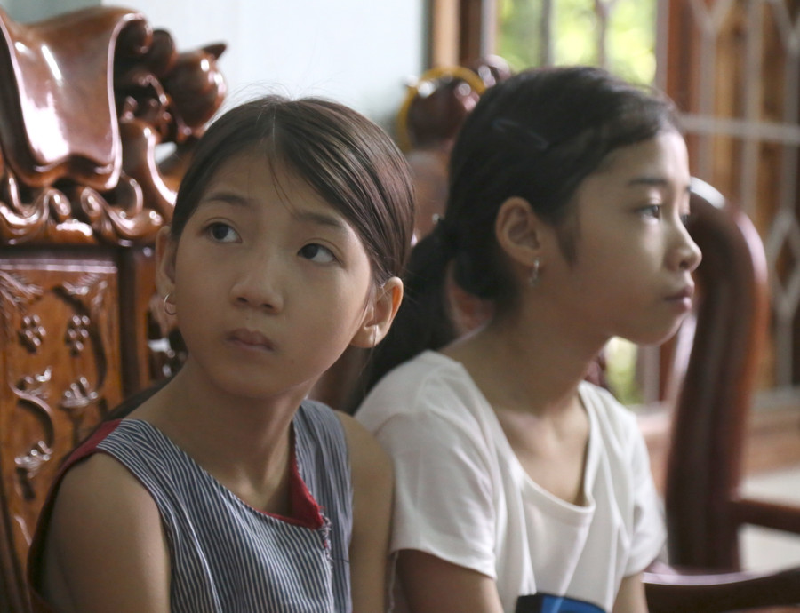 Hai đứa con cô giáo Trần Thị Thuý trở thành mồ côi sau tai nạn thương tâm của cô Thuý. Hai đứa con cô giáo Trần Thị Thuý trở thành mồ côi sau tai nạn thương tâm của cô Thuý.