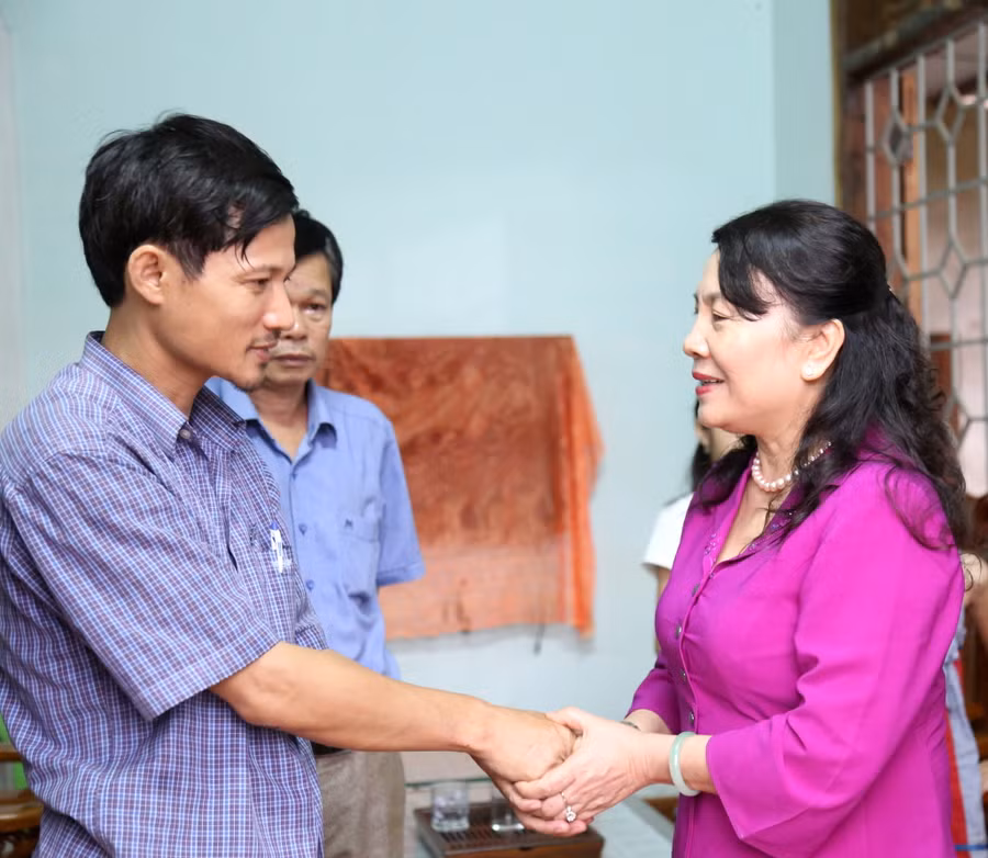 Thứ trưởng Nguyễn Thị Nghĩa chia sẻ trước những mất mát với chồng cô giáo Trần Thị Thuý và mong muốn gia đình vượt qua khó khăn hiện tại để tiếp tục chăm sóc các cháu và làm tròn nhiệm vụ của người giáo viên mà ngành đã giao phó.