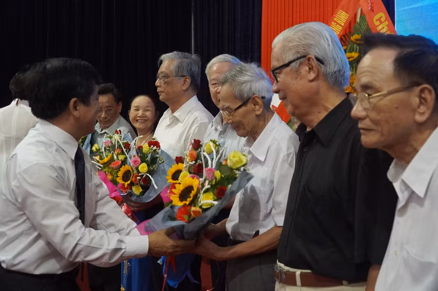 Tặng hoa cho các cựu giáo chức là lãnh đạo qua các thời kỳ