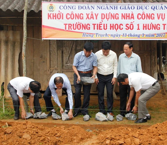 Lãnh đạo ngành GD&ĐT cùng chính quyền địa phương và nhà trường đặt những viên đá đầu tiên để xây dựng nhà công vụ ở vùng khó khăn.