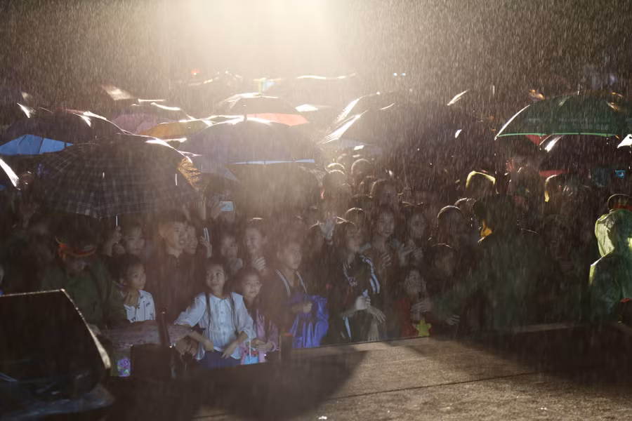 Rất nhiều người, đặc biệt là các bạn trẻ đã "đội mưa" để xem và cổ vũ Chương trình Phong Nha Countdown Party 2020.