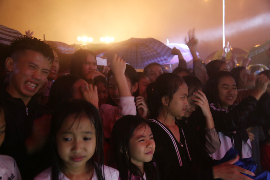 Sự cuồng nhiệt của các fan hâm mộ các ca sỹ mình yêu thích đang biểu diễn tại chương trình Chương trình Phong Nha Countdown Party 2020. Sự cuồng nhiệt của các fan hâm mộ các ca sỹ mình yêu thích đang biểu diễn tại chương trình Chương trình Phong Nha Countdown Party 2020.