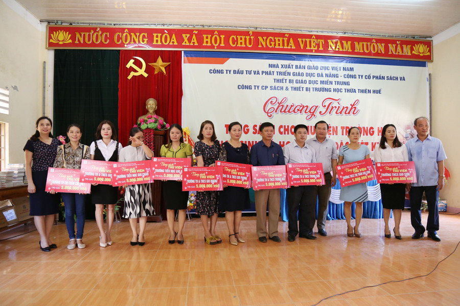 10 thư viện trường học vùng khó khăn của huyện Gio Linh tỉnh Quảng Trị được tặng những đầu sách tham khảo phục vụ học sinh với trị giá 5 triệu đồng đối với một trường học.