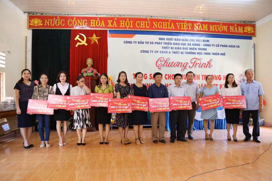 10 thư viện trường học vùng khó khăn của huyện Gio Linh tỉnh Quảng Trị được tặng những đầu sách tham khảo phục vụ học sinh với trị giá 5 triệu đồng đối với một trường học.