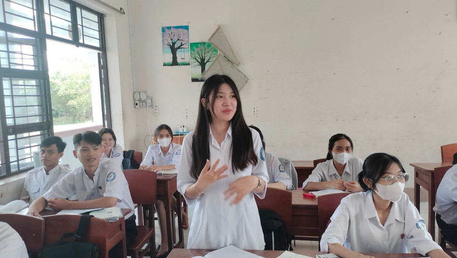 Quách Minh Anh phát biểu trong giờ học.