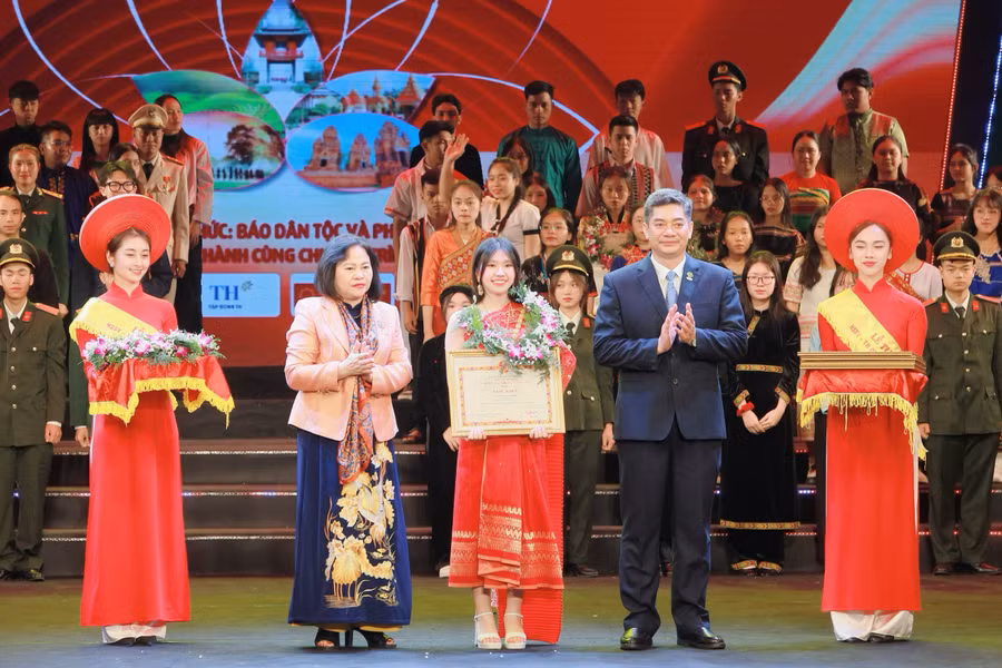 Quách Minh Anh tại lễ Tuyên dương học sinh, sinh viên, thanh niên dân tộc thiểu số xuất sắc, tiêu biểu lần thứ X năm 2023.