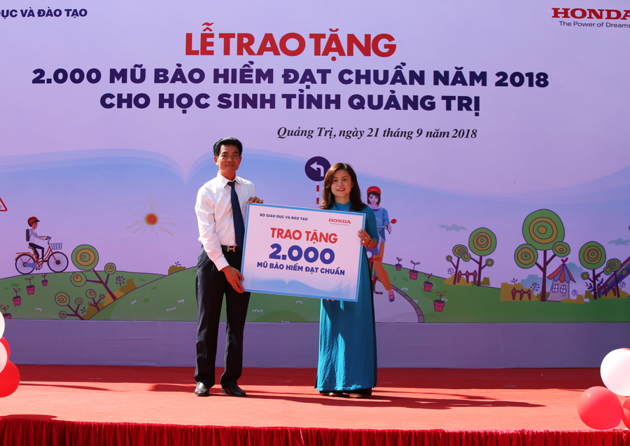 Đại diện trường THPT Hướng Hóa đón nhận 2000 mũ bảo hiểm của công ty Honda trao tặng cho học sinh vùng khó khăn tỉnh Quảng Trị Đại diện trường THPT Hướng Hóa đón nhận 2000 mũ bảo hiểm của công ty Honda trao tặng cho học sinh vùng khó khăn tỉnh Quảng Trị