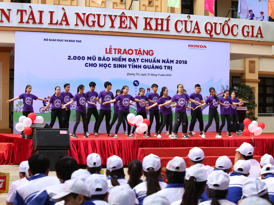 Tiết mục văn nghệ của học sinh trường THPT Hướng Hóa chào mừng sụ kiện có ý nghĩa này Tiết mục văn nghệ của học sinh trường THPT Hướng Hóa chào mừng sụ kiện có ý nghĩa này