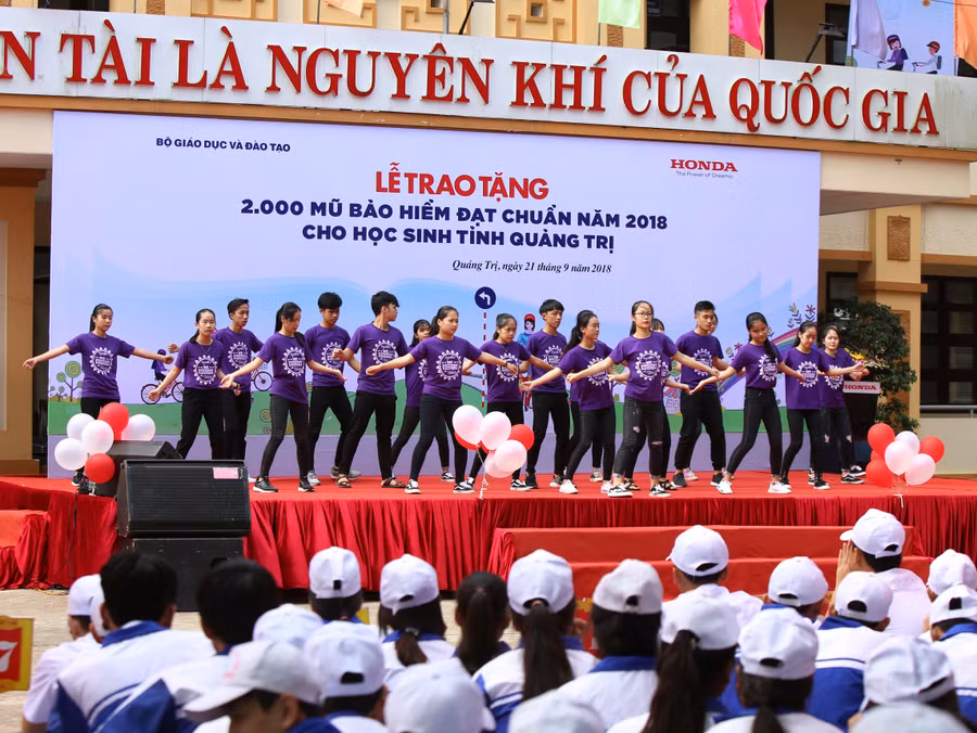 Tiết mục văn nghệ của học sinh trường THPT Hướng Hóa chào mừng sụ kiện có ý nghĩa này