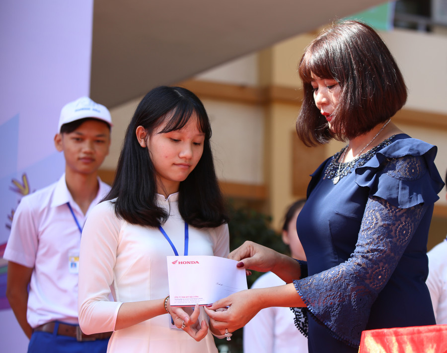 Tặng học bổng cho 20 học sinh có hoàn cảnh khó khăn biết vươn lên trong học tập của trường THPT Hướng Hóa Quảng Trị Tặng học bổng cho 20 học sinh có hoàn cảnh khó khăn biết vươn lên trong học tập của trường THPT Hướng Hóa Quảng Trị