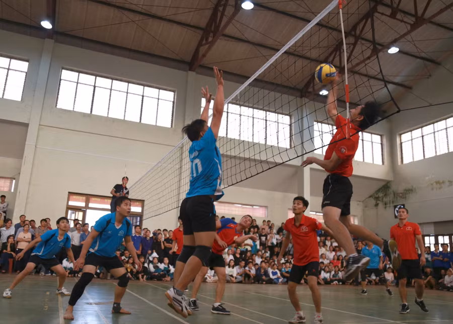 Một pha bóng gay cấn trong trận chung kết giữa đội bóng chuyền Nam trường THPT chuyên Võ Nguyên Giáp và trường THCS&THPT Bắc Sơn