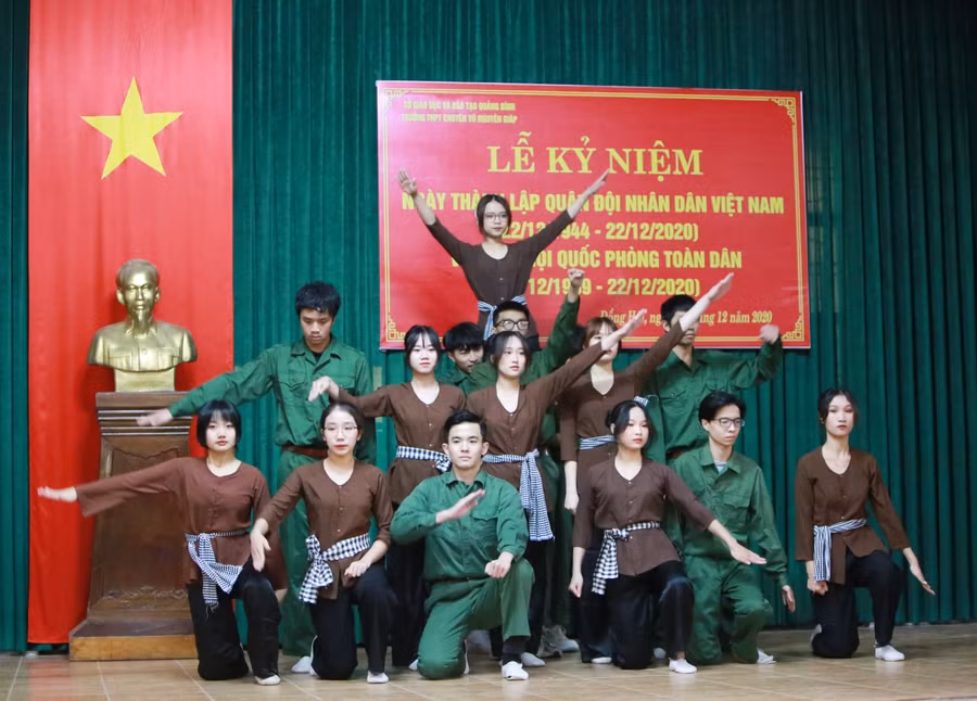 Học sinh lớp chuyên Sử với những tiết mục văn nghệ tri ân ngày truyền thống của QĐND Việt Nam