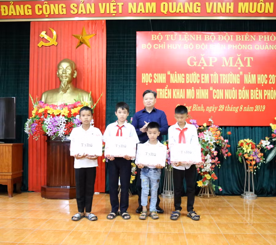 Ông Nguyễn Tiến Hoàng, Phó chủ tịch UBND tỉnh Quảng Bình tặng quà cho những học sinh nghèo vùng biên giới hải đảo.