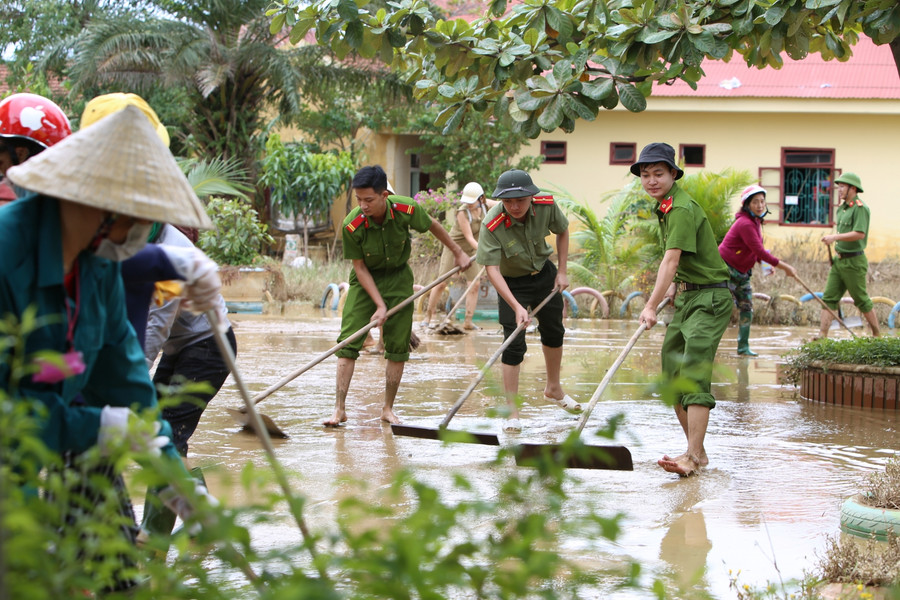 Lực lượng Công an, quân đội tăng cường giúp đỡ các trường học vùng lũ dọn dẹp vệ sinh sau lũ.