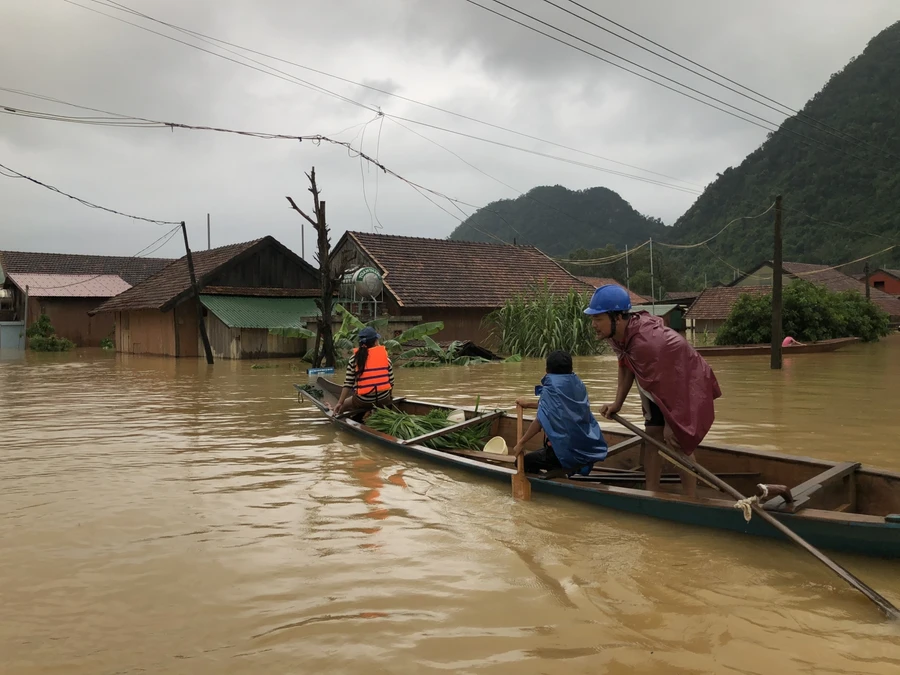 Thuyền gỗ là phương tiện người dân Tân Hoá (Minh Hoá - Quảng Bình) dùng để di chuyển trong mùa lũ.