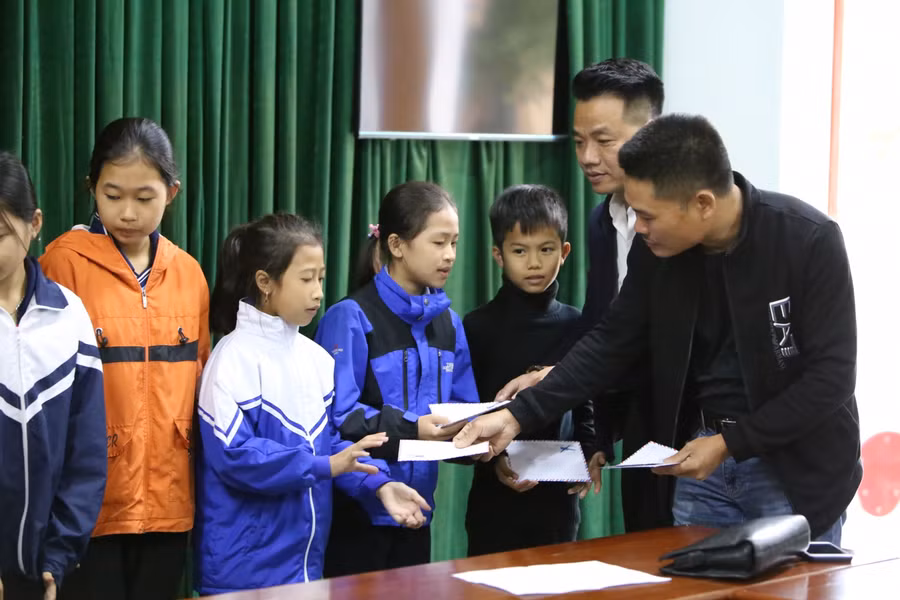 Tặng quà cho các em học sinh trường THCS Tiến Hoá (Tuyên Hoá - Quảng Bình)