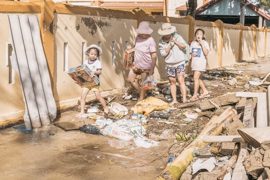 Trên đường nhận cứu trợ về