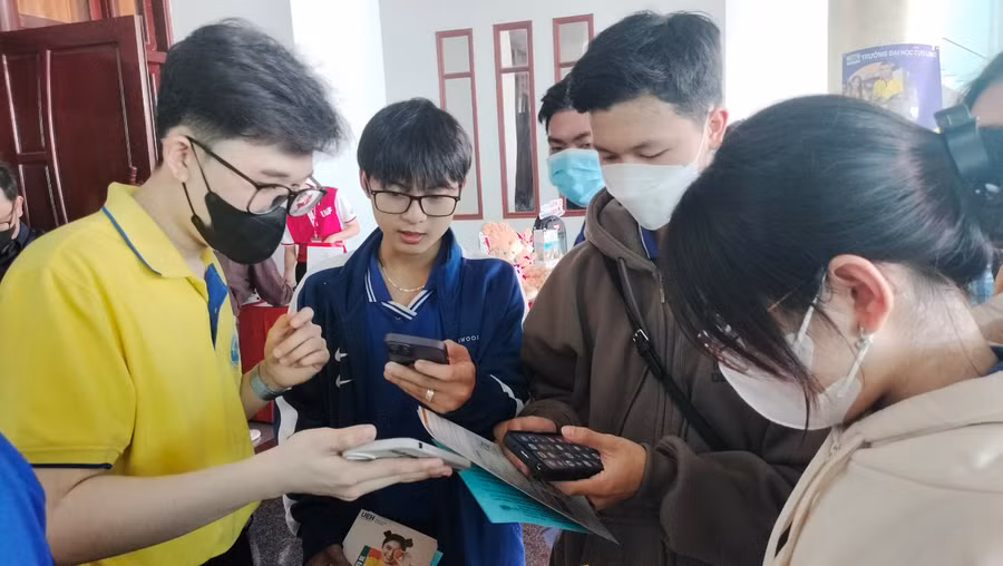 Học sinh tìm hiểu thông tin tuyển sinh các trường trên nền tảng online. Học sinh tìm hiểu thông tin tuyển sinh các trường trên nền tảng online.