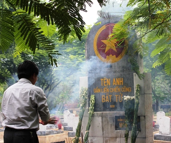 Những người anh hùng mãi nằm lại giữa đại ngàn Trường Sơn hùng vĩ, tên các anh đã gắn liền với những chiến công bất tử.