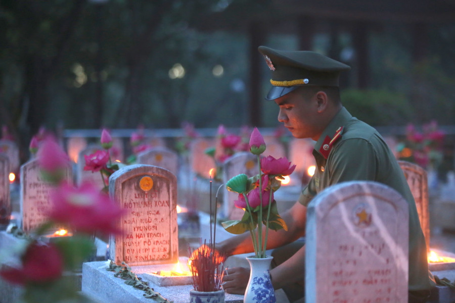 Thế hệ trẻ thắp nến tại Nghĩa trang Liệt sỹ Trường Sơn tri ân công lao to lớn của các anh hùng liệt sĩ.