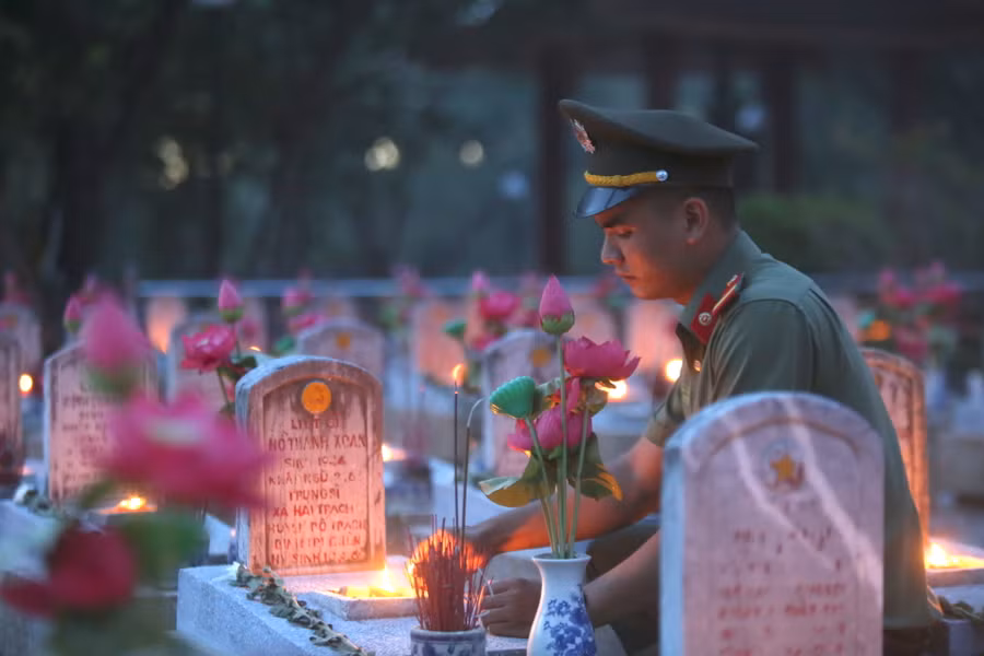 Thế hệ trẻ thắp nến tại Nghĩa trang Liệt sỹ Trường Sơn tri ân công lao to lớn của các anh hùng liệt sĩ.
