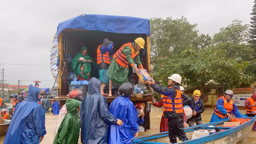 Công ty Điện lực Quảng Bình hỗ trợ bà con vùng bị ngập lụt trong cơn đại hồng thuỷ xảy ra vào tháng 10/2020.