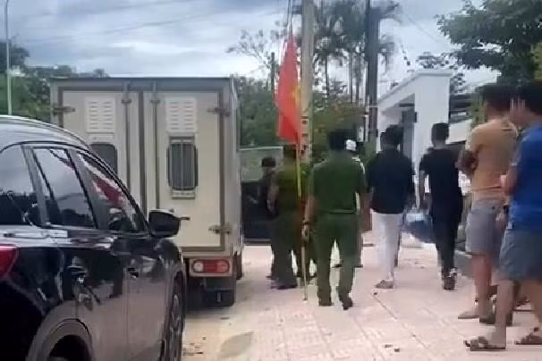 Cơ quan công an tiến hành khám xét nhà riêng của đối tượng ở thị xã Quảng Trị trong sáng 11/8. (ảnh: CTV)