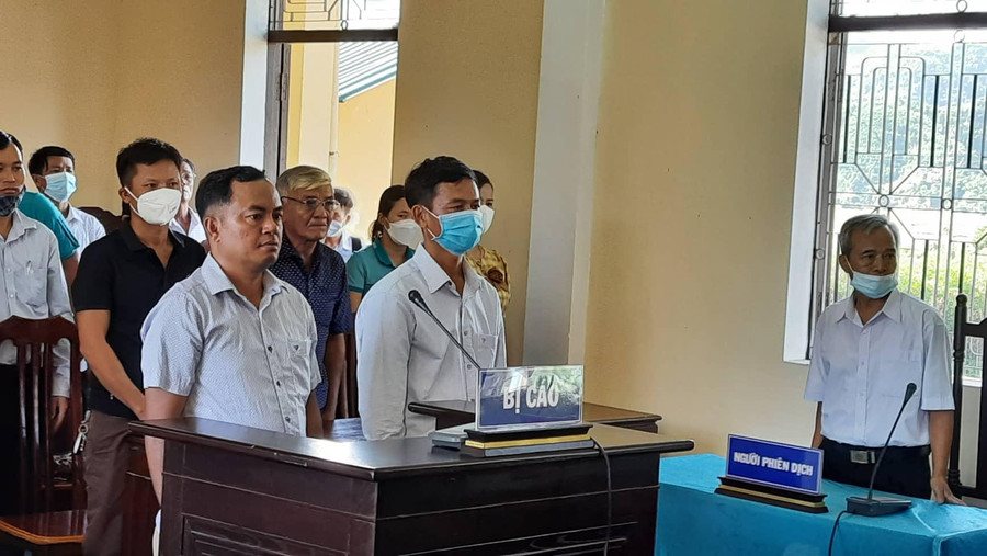 Bị cáo Hồ Xuân Hoàng và Hoàng Đình (đeo khẩu trang) tại phiên tòa.